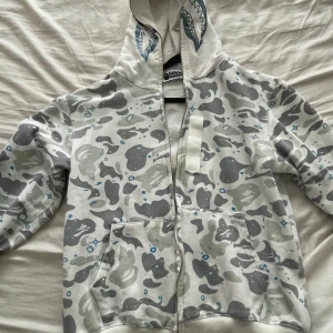 Zip up - Grå camo zip up hoodie  Strl M  Dragkedja funkar ej 