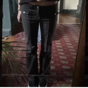 Hm jeans  -  Jag säljer nu mina fina trendiga svarta jeans från H&M då dom inte kommer till användning längre jag kan tänka mig att sälja för 400 ❤️