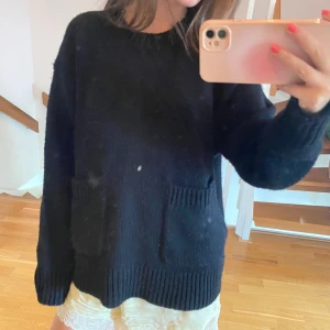 Tröja med fickor - svsrt stickad tröja från zara med fickor på, nyss köpt, slutsåld