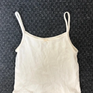 Gulligt linne! - Jätte fint linne med en liten rosett och spetsliknande top!💕 Säljer då den inte används💔