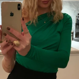 One-shoulder top - One shoulder top i en fin mörkgrön färg, mycket fint skick och finns inget att anmärka på 💛