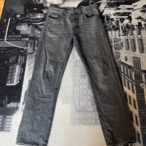 Zara Jeans - Fina Zara jeans som är i väldigt fint skick! Storlek 31!