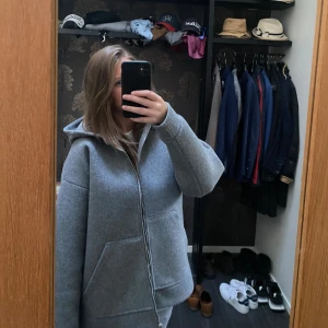 Höstjacka - En så sjukt cool kappa med luva! Den är fortfarande i bra skick och har endast används några gånger!💕 (Pris kan diskuteras)