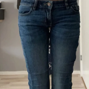 Blå jeans - Bra skick säljer för dem e för korta. Sitter bra i midjan för mig som har strl 24 men vet ej strl på jeansen. Skriv om ni undrar något eller vill ha fler bilder