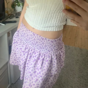 Inte min bild⚠️Skriv för egna bilder🩷Pris kan diskuteras💞 - En fin volang kjol.💜Matrialet är väldigt stretchigt så den passar i stort sätt alla storlekar🩷