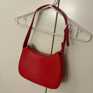 Röd väska - 50 kr!