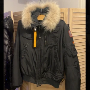 parajumpers nyskick - Kvitto finns för bevisa att den är äkta, den är i jätte fint skick!  Billigare vid snabb och smidig affär !