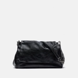 Trendig svart väska  - Svart väska med silver detaljer som är från zara!Endast använd fåtal gånger och är i väl skick! 