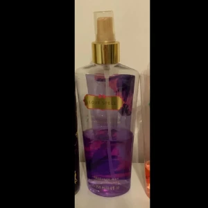Victorias secret body mist love spell - Var från början 250 ml men är 100ml kvar i flaskan vilket syns på bilden 