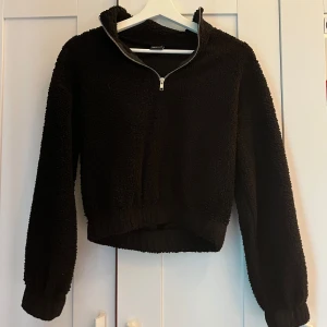 Svart Teddy tröja - Svart Teddy tröja med half-zip från Gina Tricot, storlek XS Skicket är bra trots använd