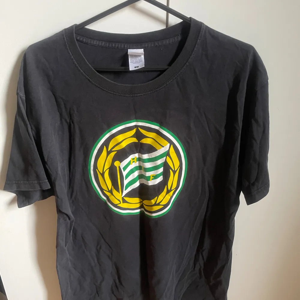 Hej! Säljer denna Hammarby t shirten från Stockholm Södra på insta. Säljes då den är för stor för mig och inte användes. Köptes för 250kr. Den är lite skrynklig därför att den legat under massa tröjor. Har ni frågor? Ställ på!. T-shirts.