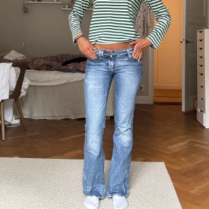 Low waist jeans  - Säljer dessa så snygga lågmidjade jeans🥰🥰