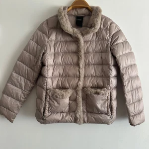 Max mara jacka - Säljer min fina Max mara jacka då den tyvärr är för liten för mig, den är knappt använd så är i jätte fint skick. 