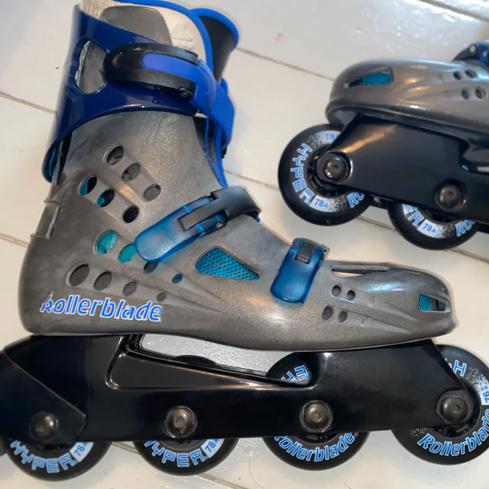 As snygga rollerblades köpta i Los Angeles och nästan helt oanvända. Vid köp Ingår rollerblade handledsskydd! Pris 990 men går och att diskuteras! . Sportswear.