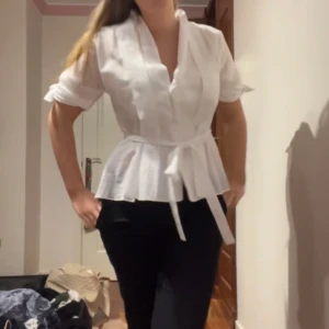 Knytblus från zara - Jätte söt populär knytblus från zara! Knappt använd💞