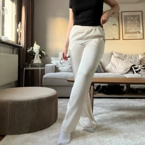 Satinbyxa - Superfina byxor från BikBok i glansigt material. Storlek S. Använda en gång💗