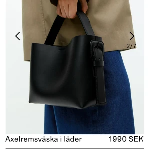 Svart Arket väska  - Super fin arket väska i bra skick! Köptes förra året för 2000kr💞 Mått: (23cm x 19cm x 10,5cm)