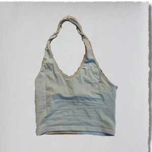 ljusblå topp - halterneck topp i ljusblått 