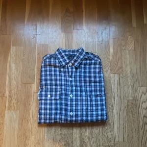 Ralph lauren skjorta - Tja, säljer nu denna feta raffe skjorta. Passar perfekt med en vit t-shirt under och ett par soft jeans, hör av dig vid minsta lilla fråga✌️