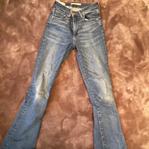 Bootcut jeans från Levis  - Hej! Säljer mina superfina och tidslösa mörkblåa jeans från Levis! Dessa är köpta för 1 årsen och är i storlek 24 och modell 725. Nypris vid tillfället jag köpte dom var 1500kr🌸☀️🩵