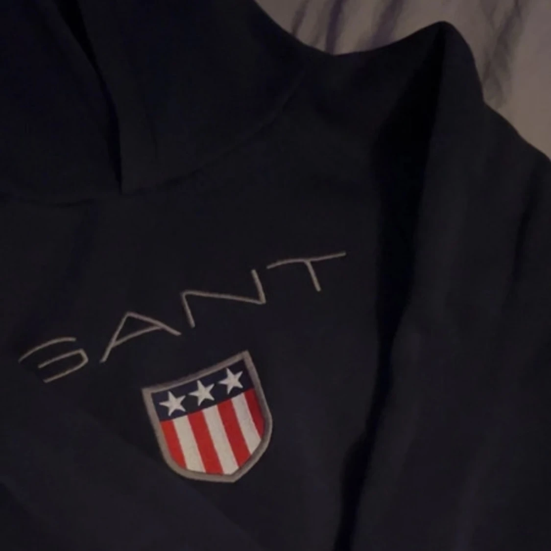 Mörkblå hoodie från GANT