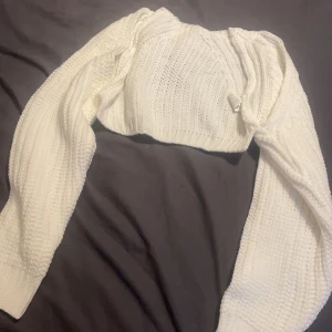 Bolero - En vit oanvänd jättefin stickad bolero kofta i storlek S , säljs då jag beställde fel storlek och boleron säljs då för 100 kronor