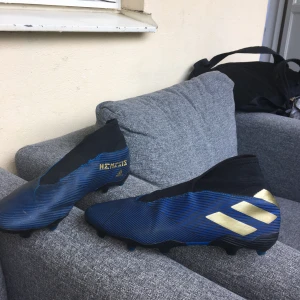 Skor  - Fotbollsskor nemenziz köpta för runt 1tusen säljer min för 450 oanvända typ