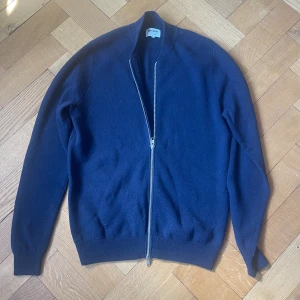 Soft goat zip kofta  - Säljer nu denna riktigt sköna soft goat tröja! Storlek M men passar mer som S. I bra skick bara använd ett fåtal gånger. Hör av er vid frågor