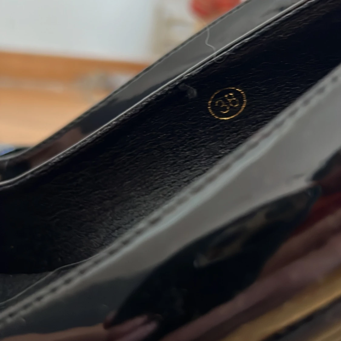 Svarta lackpumps med platå - 2