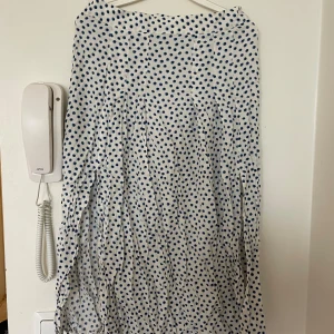 Kjol - Otroligt vacker kjol som jag behöver sälja pågrund av strl. 