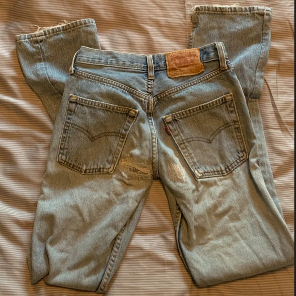 Supergulliga ripped lågmidjade jeans från Levis! Ärvde dem så tyvärr vet jag inte storleken men skulle gissa på 32. De har en liten fläck, men det är inte så märkbart.. Farkut & Housut.