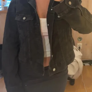 Jeans jacka  - Svart grå Jeans jacka passar till allt 