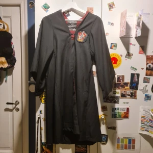 Harry potter Gryffindor Kappa - Harry potter kappa knappt använd tvättad 2 gånger:) Orginal pris 799. Orginal föpakning ingår