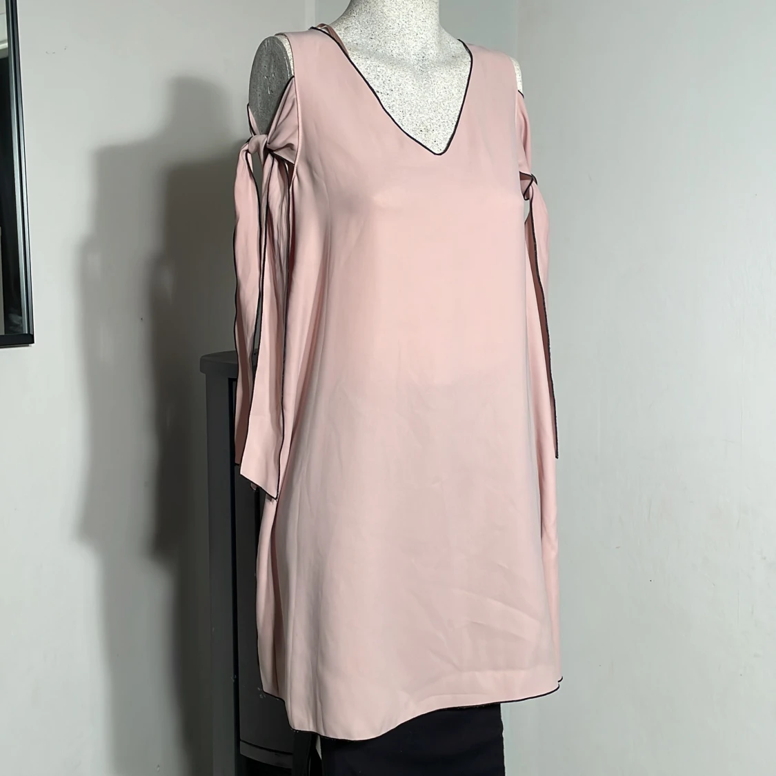 Blusklänning med knyten på ärmarna