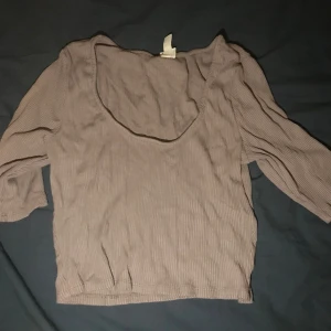 T shirts med U ring - 2 stycken T-Shirt/Magtröja Med U-ring, en svart och en beige/grå. Skit snygga