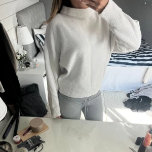 Stickad tröja  - Säljer denna jättesköna vit stickade  tröjan från zara. Inga defekter och inte knopprig💕 (inte mina bilder) 