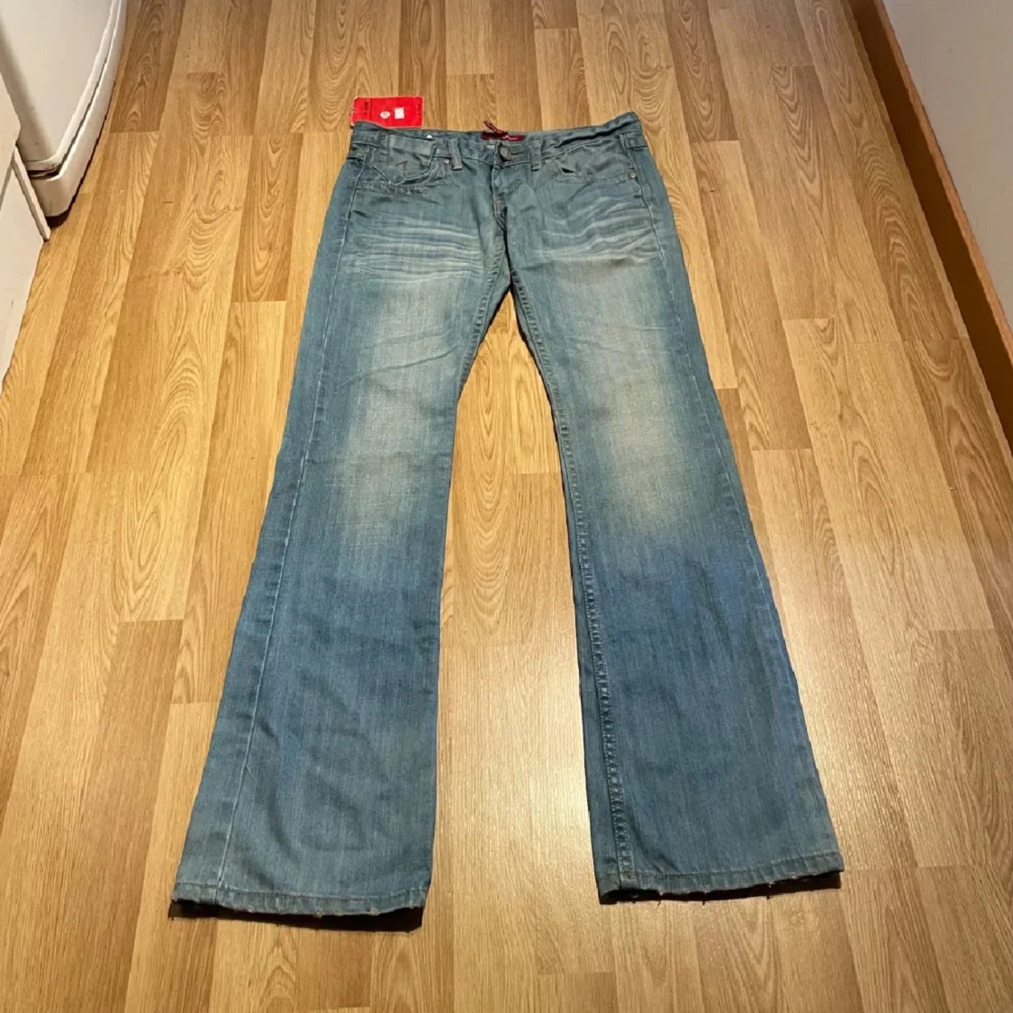Lågmidjade utsvängda jeans!!❤️ - 90
