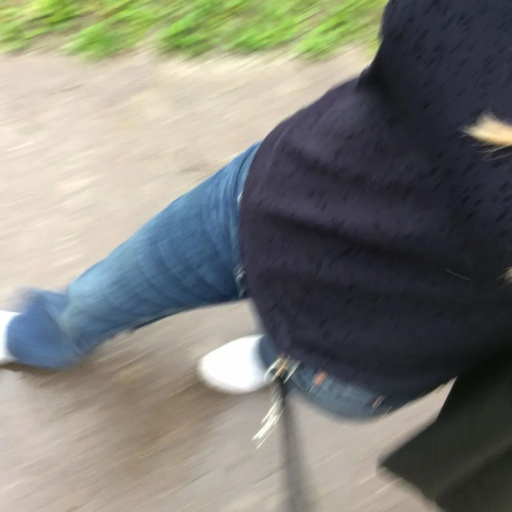 Säljer dessa jeans då de inte kommer till användning längre. Använda mycket men i bra skick, lite ”trasiga” nere vid foten bak men inget som stör.  Något uttöjda men annars inga fel.  För fler bilder, skriv! . Jeans & Byxor.