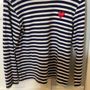 Tröja från Comme des Garçons - Comme des Garçons långärmad tröja i fint skick! Använt endast ett par gånger