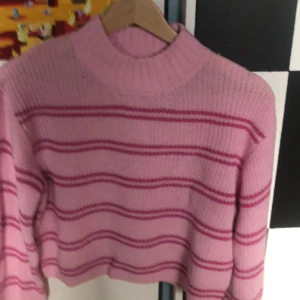 Rosa randig stickad tröja från H&M - Jag säljer en rosa stickad tröja med rosa ränder på. Den är från hm och har bara använts en gång. Den har storlek 158/164