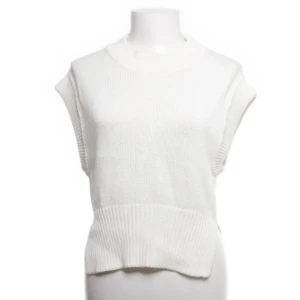 Vit stickad väst från Gina Tricot - Snygg vit stickad väst från Gina Tricot. Perfekt för lager-på-lager stil med ribbade kanter som ger en stilren look. Passar utmärkt till både vardag och mer uppklädda tillfällen. Nypris 299
