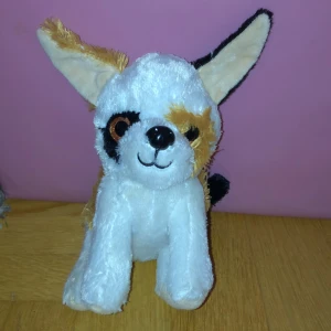 Mjukisdjur från Fun Ideas - Söt mjukisdjur från Fun Ideas med vita, bruna och svarta detaljer. Den har stora öron och glittriga ögon. Perfekt för barn över 3 år. Handtvättas vid 30°C.🖤🤎