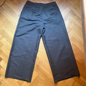 oversized kostymbyxor ASOS DESIGN - Gråa kostymbyxor av Asos design! passformen är oversized, en kolkren blandning mellan street och high end! Storlek XL (se bild 4). Gott skick! "made in Romania". Mått: Längd 104cm, Bredd 42cm, benöppning 34cm! Möts på Södermalm! använd gärna "köp nu"