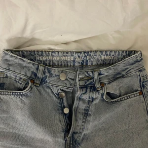 Ljusa jeans med hål på knäna från carlings  - Skit snygga Snygga ljusa jeans!!  med knappgylf och hål på knäna. De är uppsydda i längden så att de passar mig som är 163 cm.  I fint skick förutom att de finns ett litet hål vid sidan av knappgylfen, men som knapps syns. Skriv för frågor eller mer info💗