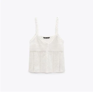 Vit spetslinne från Zara - söt vit spetslinne från Zara. Toppen har fina spetsdetaljer. Perfekt för sommaren. Skriv vid funderingar 💕