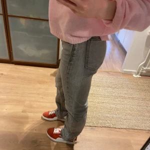 Grå jeans från Zara - Så fina jeans från Zara, använda ett fåtal gånger. Snygg detalj med ”slitna” kanter.