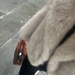 Zara Fluffig jacka  - Säljer min nästan helt oanvända jacka. Jättefint skick, fåtal användning.  Skriv dm för fler bilder. Ingen idé att pruta ner priset, ord pris 1200 kr. Har redan sänkt ner 400 kr