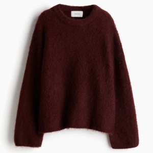 Mohair tröja  - Säljer en mysig vinröd tröja från H&M Edition. Helt oanvänd med prislapp kvar. Mohair 