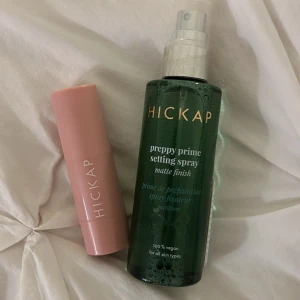 Hickap smink  - Säljer en helt ny oanvänd Blush i färgen cherry cola från Hickap och en oanvänd settingspray. Säljer pga att jag fick dubbelt💕