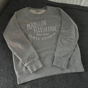 Maison Kitsuné Tröja - Säljer denna snygga tröja från märket Maison Kitsuné. Tröjan sitter som en M och är i väldigt bra skick!